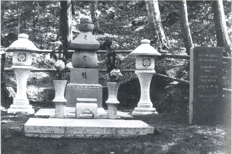 Freer helped underwrite the costs of a memorial monument from friends outside of Japan to Fenellosa at Miidera temple (三井寺) in Otsu, Shiga Prefecture, and attended the 1909 dedication