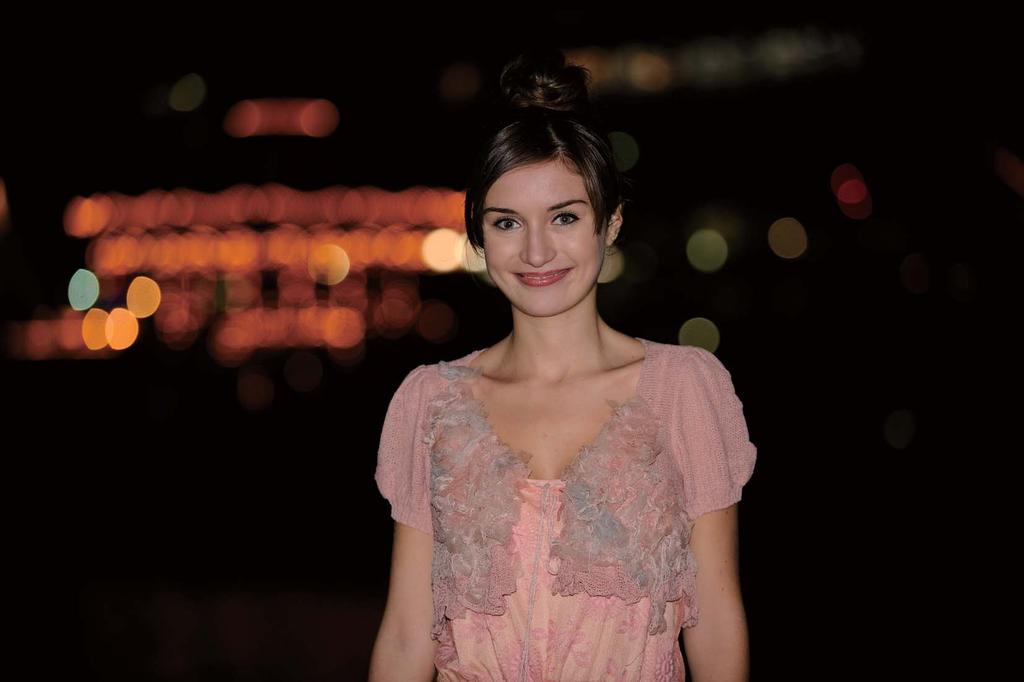 Taking night shots with a bright main subject and natural-looking background A