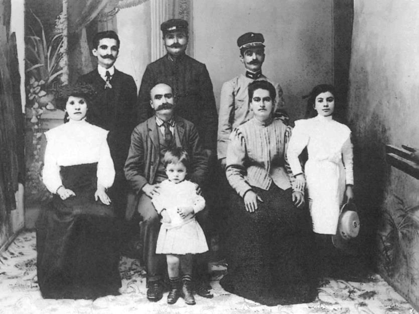 The sons of Nikolaos K. Katsakis with their wives and children.
