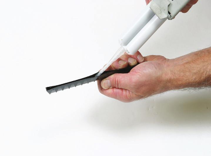 Deposit several dollops of glue in the vortex edge. Use no more than 1 tablespoon (15 ml) of glue per vortex edge.
