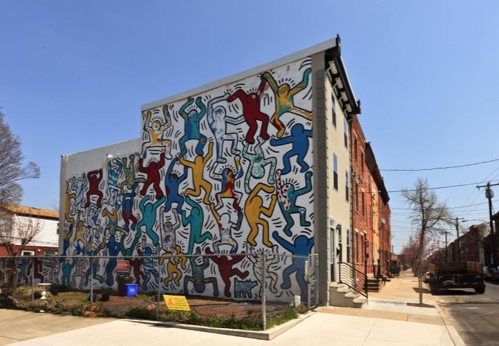 Keith Haring always enjoyed working with kids and beautifying spaces. He often would paint cheerful murals in the children s wards of hospitals, or get kids to help him paint murals at their schools.