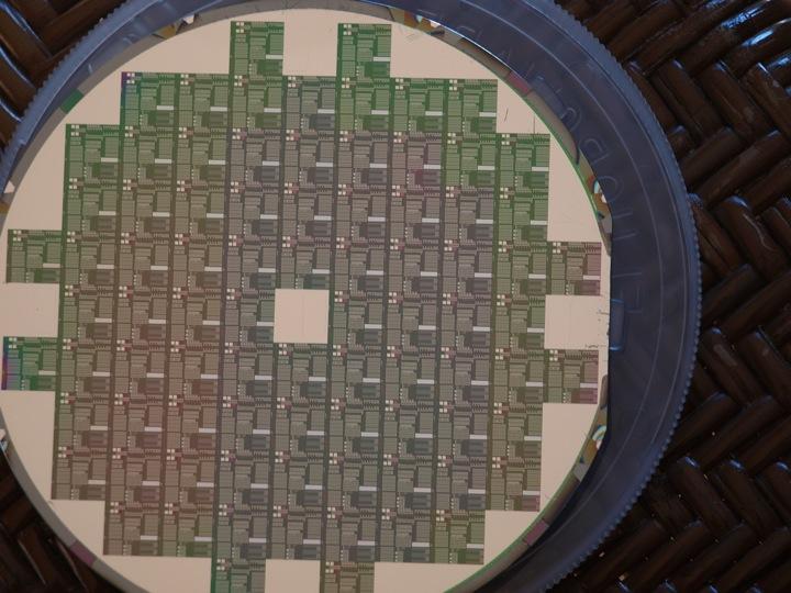 EE410 CMOS Wafer 7 What's on the EE410 chip? The CMOS-LOCOS wafer contains 80 dice, each die measuring 8.