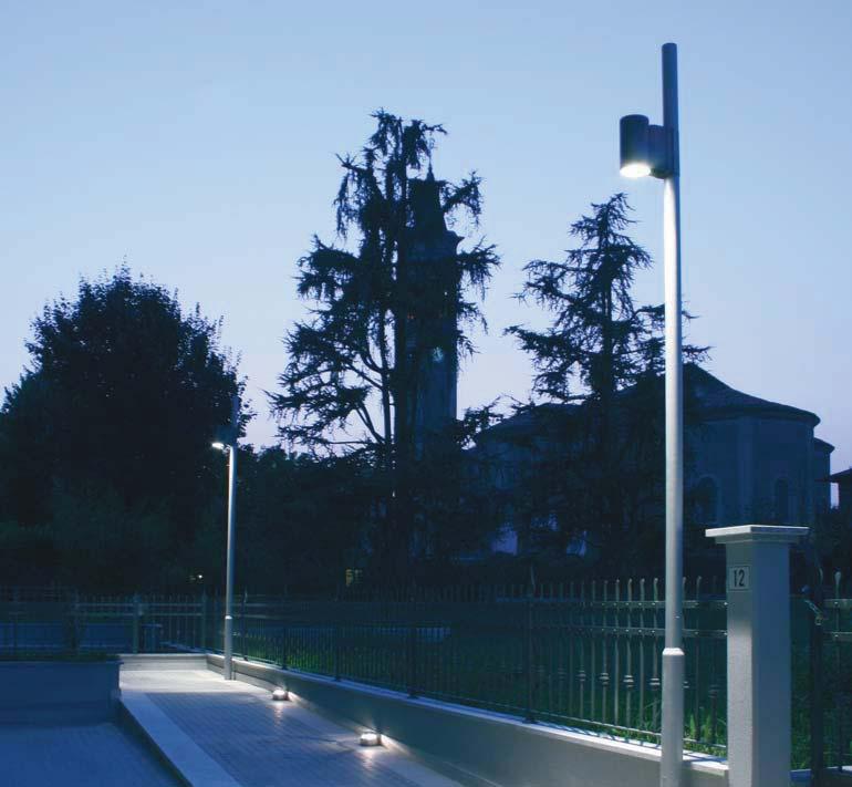 Castaldi file pictures pole installation fixtures duetto/mh35-70 standard colour aluminium RAL 9006 - AL The pole assembly of the duetto fixtures is immediate thanks to the use of joints designed as