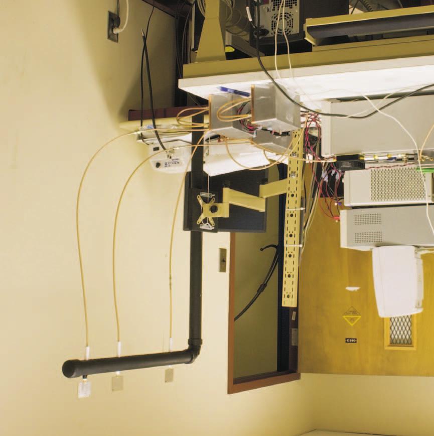 Fig. 6. The bisttic mesurement setup between rooms E560 nd E558 of the Vn Leer Building on the Georgi Institute of Technology min cmpus. Coherent chnnel smples were tken t 5.