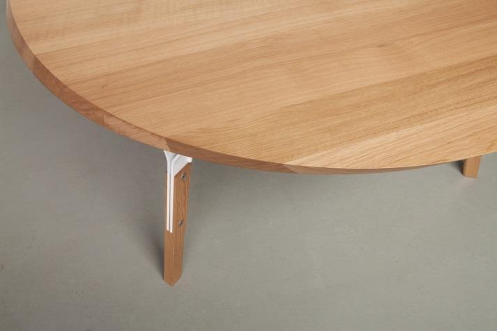 As a result, although the table top is perfectly round, the top appears to be slightly oval - due to the changing table edge. The round Stammtisch has a chassis of striking engineering.