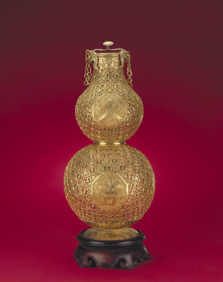 Fumigator in the Shape of a Double Gourd, approx.1750 1850 Qing dynasty (1644 1911) Gold exterior, silver interior, sandalwood Palace Museum, Gu.