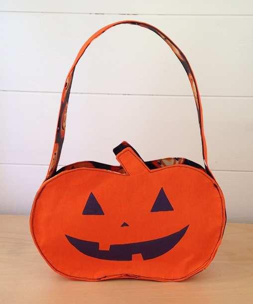 Jack O Lantern Bag With Halloween just around the corner, take an hour to whip up our fun Jack O Lantern trick or treating bag.