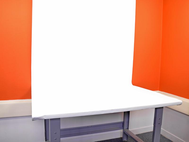 Schritt 1 Set Up Your Workspace Find a clutter-free table or flat workspace. Try to minimize ambient light.
