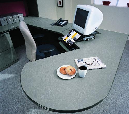 From private offices to open office applications, Licence combines style and function INSET UPPER RIGHT: PROFILE CORNER-CUT TABLE PROVIDES A PRACTICAL WRAP-AROUND WORKING