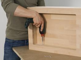 outside. You can now assemble the tray insert side panels using the cordless screwdriver and screws (3.5 x 40 mm).