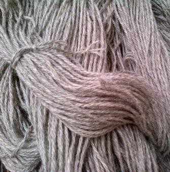 Single yarns are often used for weaving, particularly woollen spun yarns for blankets, throws, scarves, and tweeds, as they will brush up after weaving to make a soft, fluffy surface.