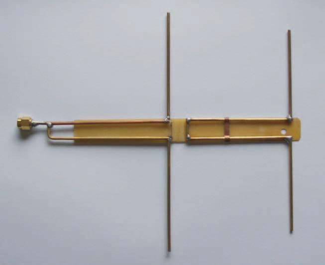 Progress In Electromagnetics Research, PIER 100, 010 183 Driven element Parasitic element Tuning strip Figure 4. Fabricated prototype of the modified two-element Yagi-Uda antenna.