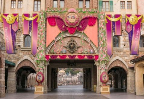 Disney s Easter will provide a wonderful opportunity for Guests to spend the colorful springtime season at Tokyo DisneySea with their family and friends.