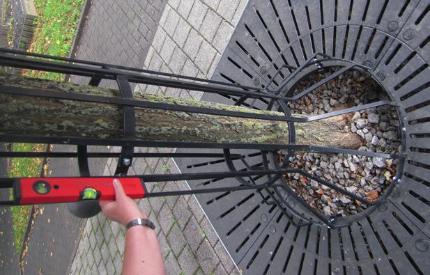 nut / disc) for the semi-elements The cast tree grate must already be properly installed according to the