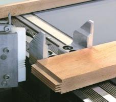 The indirect drive of the maintenance-free WEINIG built tool spindles ensures high capacity reserves and vibration-free processing of short timber pieces.