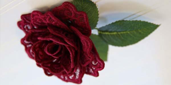 3D Freestanding Lace Rose Let beautiful three-dimensional roses bloom in your home decor! Read these instructions to see how to stitch and assemble the stunning floral designs.