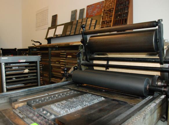 Printing Press Characteristics In its classical form, is a standing mechanism, ranging from 5 to 7 feet (1.5 to 2.1 m) long, 3 feet (0.91 m) wide, and 7 feet (2.1 m) tall.