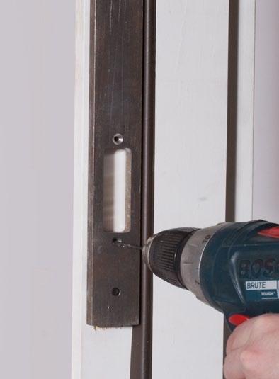 See Photo 4a Position the doorframe router fixture on the doorframe so it