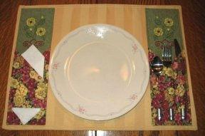 Pocket Placemat (using purchased placemat) by Sherry Titzer http://www.atimetostitch.