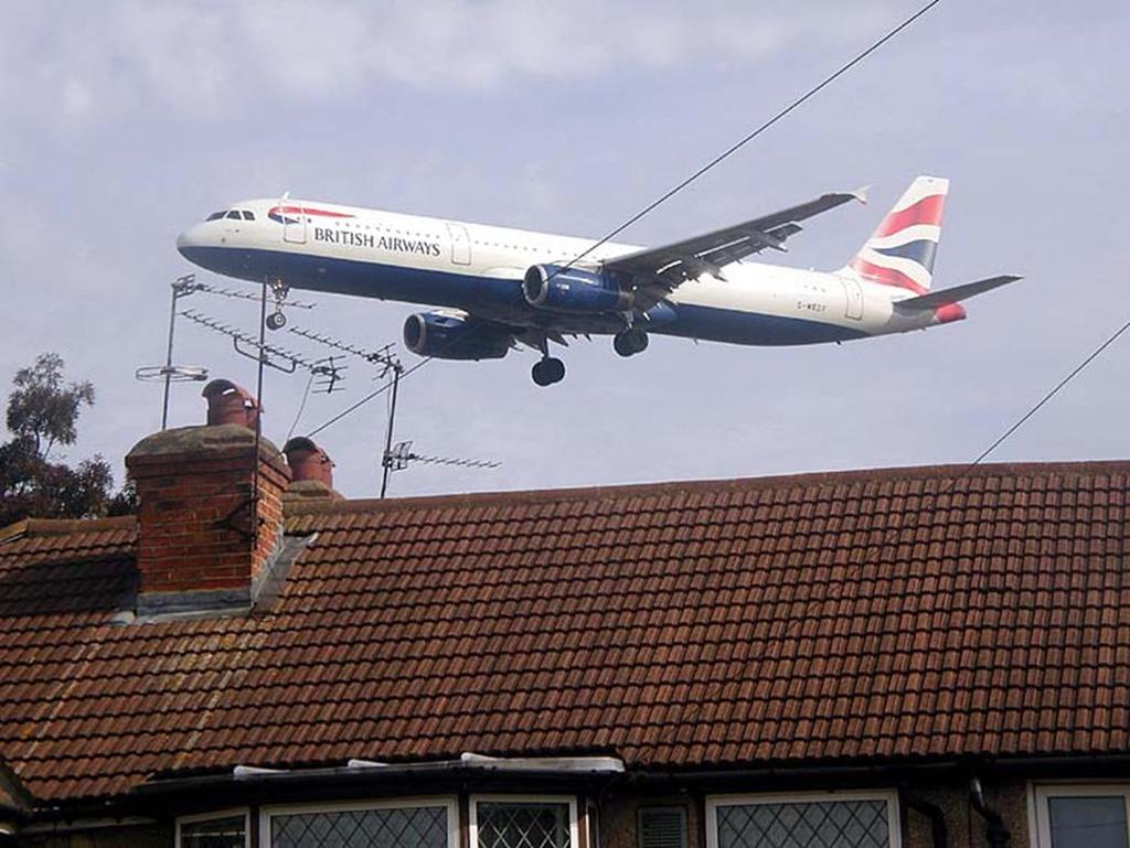 Aircraft Noise British Airways Airbus A321 flies over Myrtle Avenue on its landing path to