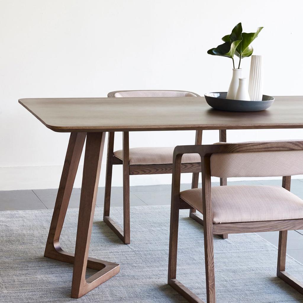 AUSTIN DINING TABLE A solid ash timber