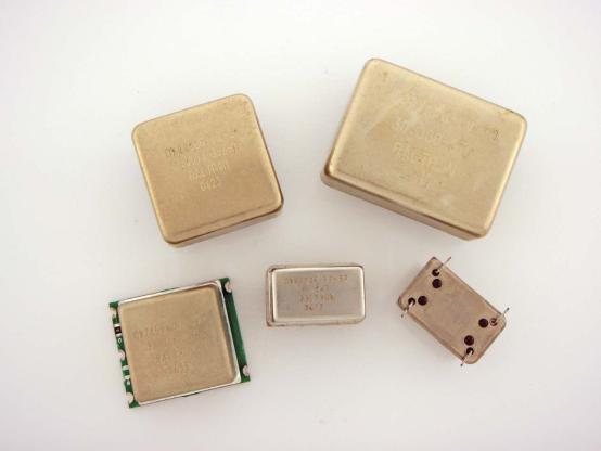 0 and +15 VDC Output: TTL, HCMOS, Sine and Clipped Sine Metal Can: 14 Pin DIP to 38 x 38 mm Metal Can SMD: 22 x 25.