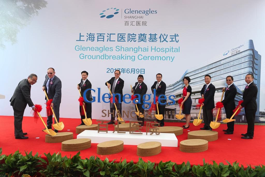From left to right: Mr Lin Bin, Gleneagles Shanghai Hospital Company Limited Board Supervisor, Mr Paul Gregersen, Chief Executive Officer for Greater China of Parkway Pantai, Dr Lim Suet Wun, Group