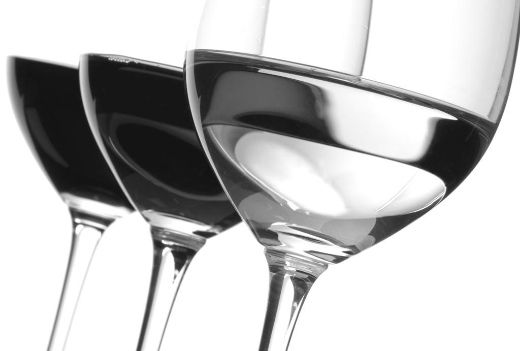 Consumul moderat de vin reduce riscul de boli gingivale, Alzheimer, accidentele vasculare cerebrale și boli de inimă. 9.