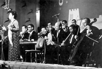 Umm Kulthum and Radio Excerpt from an interview with Umm Kulthum s biographer, ethnomusicologist Virgina Danielson. Eyre: At this time, we start getting the first live radio concerts.