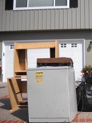 THE RECOLOGY RESOURCE BULKY ITEM PICKUP BULKY ITEM PICKUP Do you have an old sofa, mattress, or even an old TV taking up space? We can pick them up for you.