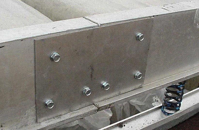10. Splice Plate Installation A. Line up the two top rail ends as shown in figure 10.1. B. Place the aluminum backing plate on the outside of the top rail, as shown in figure 10.1. Hold in place using two (2) #8 x ¾ TEK screws.