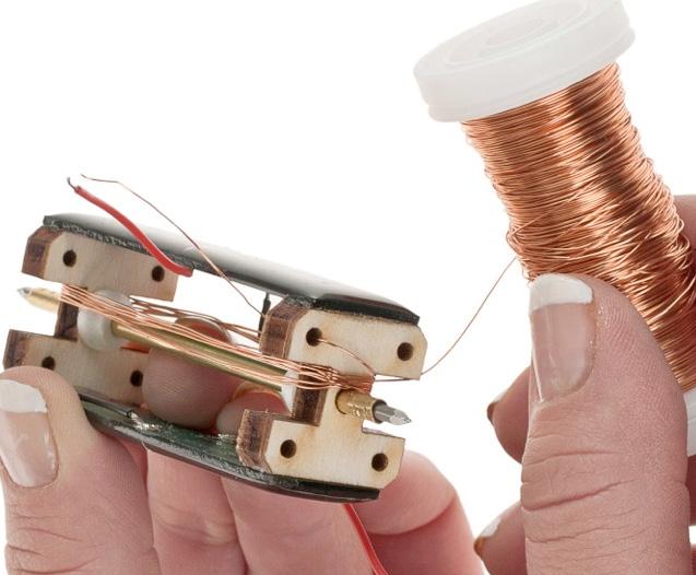 (see circuit diagram) Strip the ends of the copper wire carefully with sandpaper!