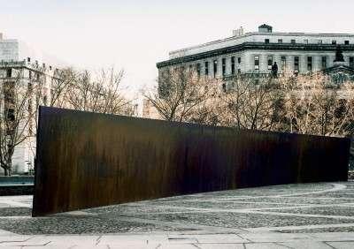 Richard Serra s Tilted Arc, in New