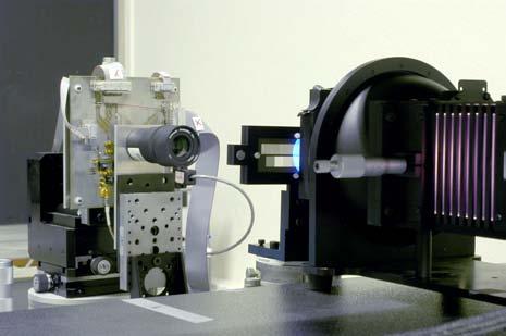 A MTF calibrated double-gauss lens projects the image of the target onto the detector. Translation stages (manual and motorized), rotation stages and tilt tables allow optical alignments and focusing.