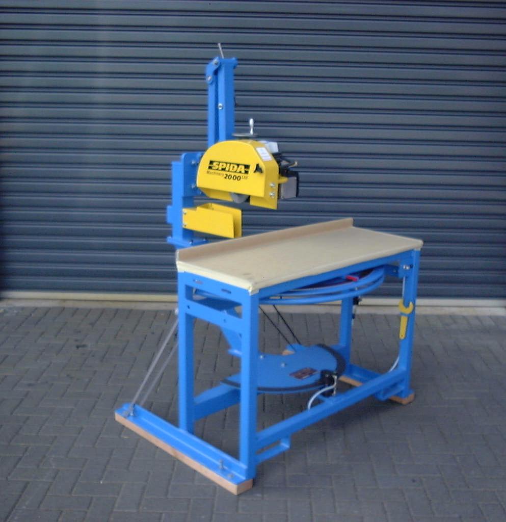 CM SPIDA SAW OVERVIEW The CM SPIDA SAW is a fully manual machine for fast and effective truss and component cutting at angles from