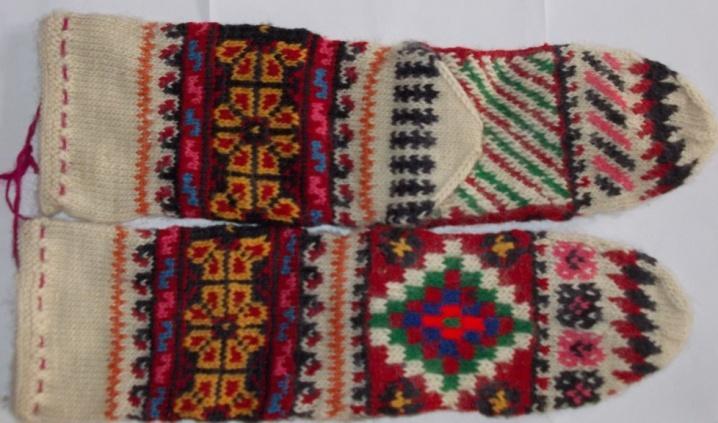 Patterns with multiple colors are knitted by using the following knitted techniques: jacquard, intarsia, and stripe.