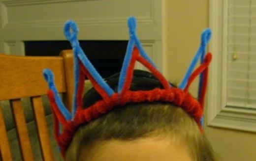 Pipe Cleaner Crowns 7 blue pipe cleaners Or whatever colour you choose 1. Bend blue pipe cleaner in half and twist at make a loop. Make four like this. 2.
