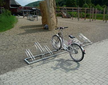 600 mm One-sided rack, hot-dip galvanized Space between bicycles 350 mm length approx.kg Part-No. 3 Bicycles 1050 mm 10.0 420.
