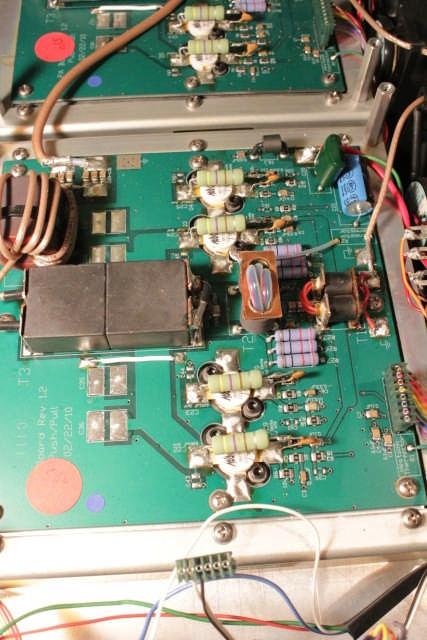 Review of the Ameritron ALS-1300 HF Solid State Amplifier pagina 13 van 17 The PA's are run in parallel and each use 4 MRF-150 MOSFETs.