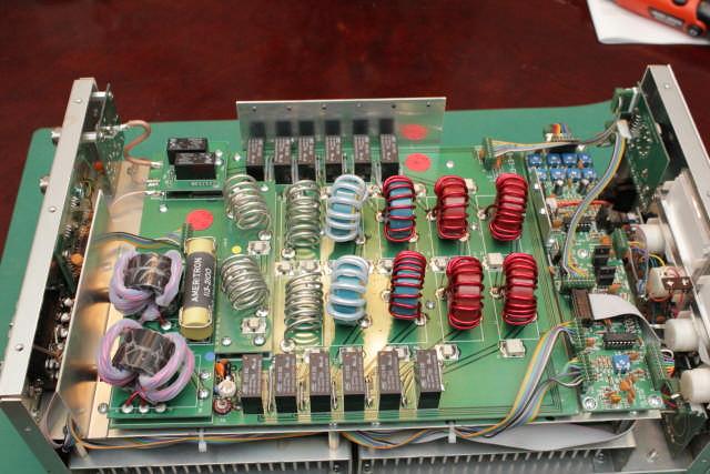 Review of the Ameritron ALS-1300 HF Solid State Amplifier pagina 9 van 17 Inside the Ameritron ALS-1300 Once you've removed about 25 screws on the top cover,