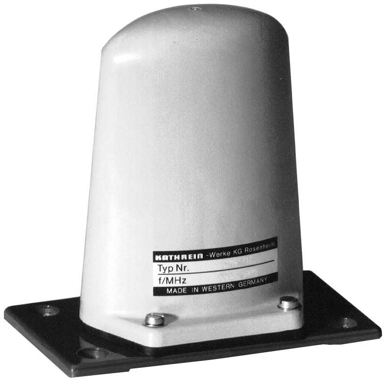 Low profile broadband antenna with small optical appearance. Especially in lower frequency applications, indoor antennas may have an unhandy size.