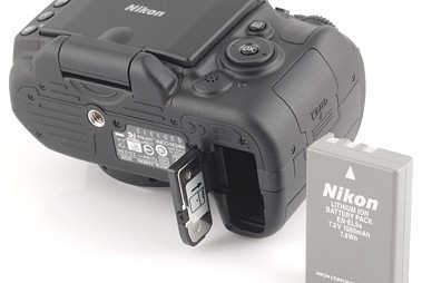 Using the Nikon D5000 Changing the battery Ensure the
