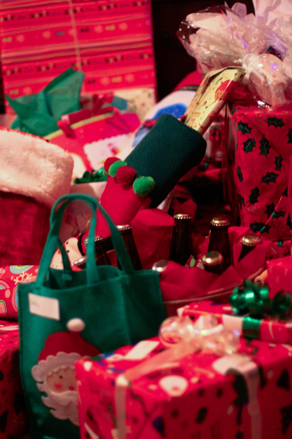 L ES S O N 4 : P res ents, Pa per a nd Ri bbon 8 INSPIRATION & IDEAS Here are a few present ideas to try: Fill the frame with presents. Shoot presents under the tree.