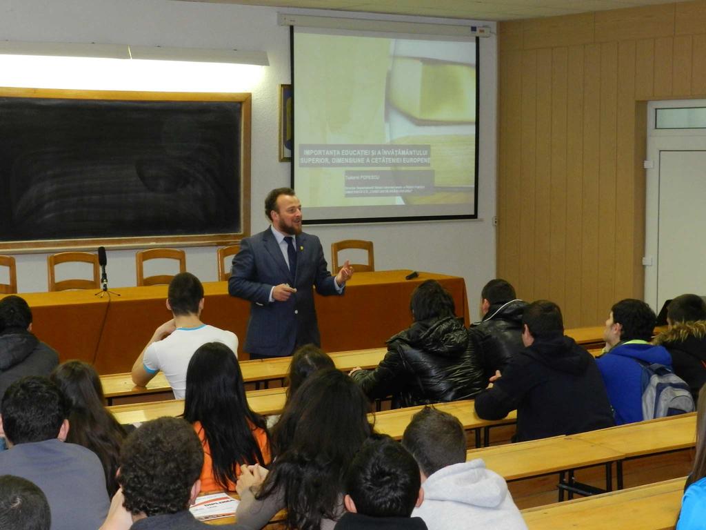 21 noiembrie 2012 Ziua internaţională a televiziunii Evenimentul a fost marcat la Piteşti printr-un seminar care i-a aşezat faţă în faţă pe studenţii UCB cu jurnaliştii postului local de televiziune