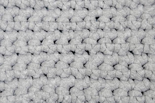 Slip stitch / Ø Online video tutorial 1 Insert your crochet hook into the next stitch.