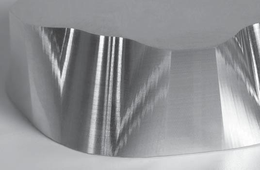 The transmission error is visible only on the sections of the workpiece at which the tilting axis moves. In a second experiment, the tilting axis was controlled in a closed loop.