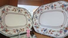 5 R 100.00 22 2 Royal Jasmine platters made by Spode (England).