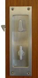 spring loaded edge pull ; Round flush escutcheon with thumb-turn and indicator;