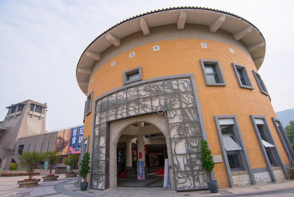 In order to cohere the Hakka in New Taipei City and to help the general public know the Hakka culture, New Taipei City Government established particularly New Taipei City Hakka Museum in Sansia.