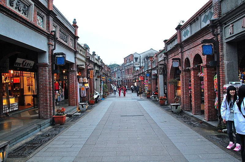 Sansia Old Street generally refers to the southern section of Minquan St., and is about 200 meters long. The buildings have stood since the earliest period of the Republic of China.